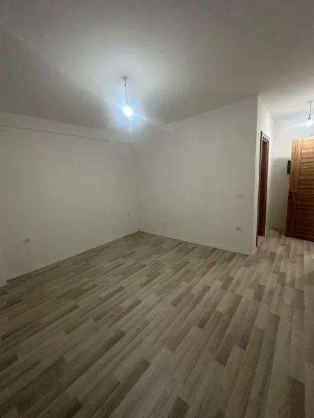 Tirane, shes apartament 2+1+Ballkon Kati 4, 120 m² 180.000 € (Rruga 5 Maji)