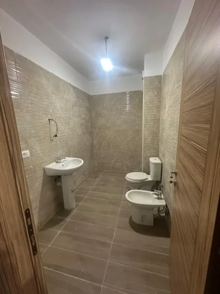 Tirane, shes apartament 2+1+Ballkon Kati 4, 120 m² 180.000 € (Rruga 5 Maji)