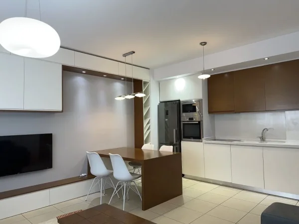 Tirane, jepet me qera apartament 1+1+Ballkon Kati 4, 70 m² 680 € (5 MAJI)