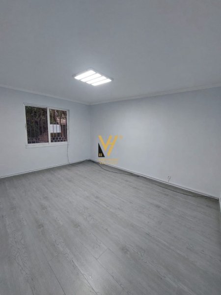 Tirane, jepet me qera ambjent biznesi Kati 1, 100 m² 700 € (PALLATI ME SHIGJETA)
