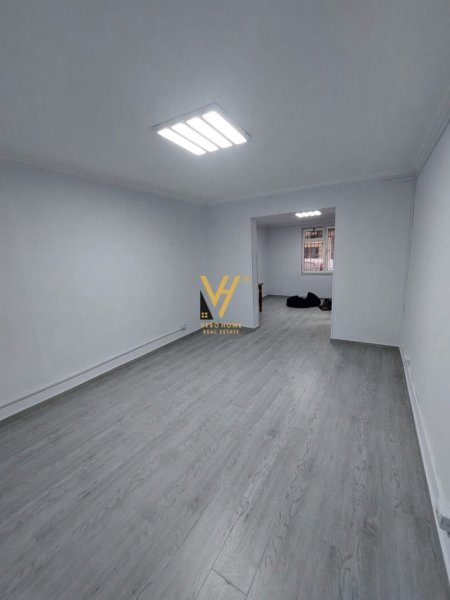 Tirane, jepet me qera ambjent biznesi Kati 1, 100 m² 700 € (PALLATI ME SHIGJETA)