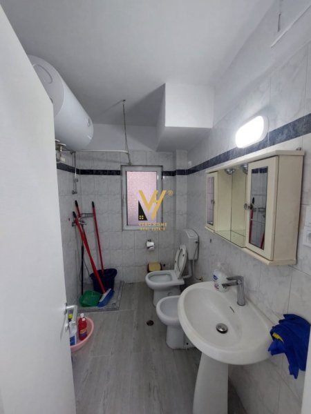 Tirane, jepet me qera ambjent biznesi Kati 1, 100 m² 700 € (PALLATI ME SHIGJETA)