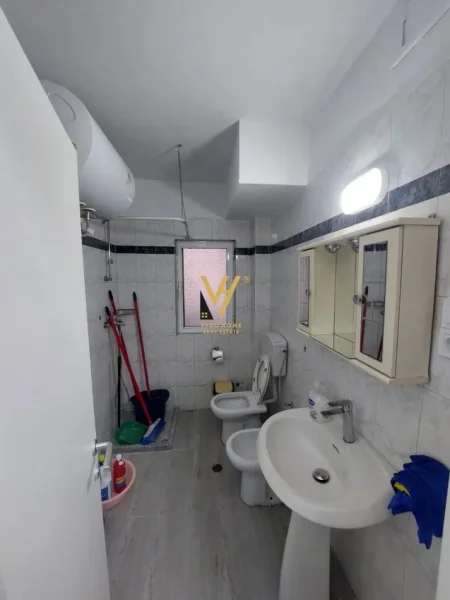 Tirane, jepet me qera ambjent biznesi Kati 1, 100 m² 700 € (PALLATI ME SHIGJETA)