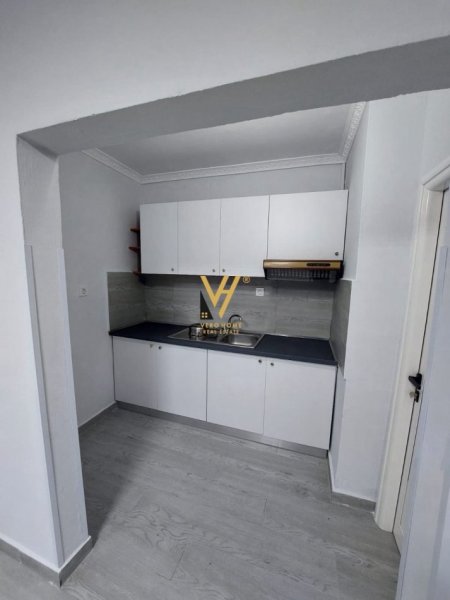 Tirane, jepet me qera ambjent biznesi Kati 1, 100 m² 700 € (PALLATI ME SHIGJETA)