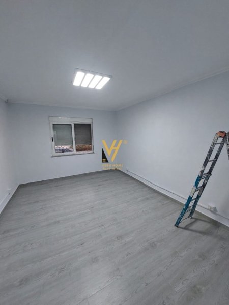 Tirane, jepet me qera ambjent biznesi Kati 1, 100 m² 700 € (PALLATI ME SHIGJETA)