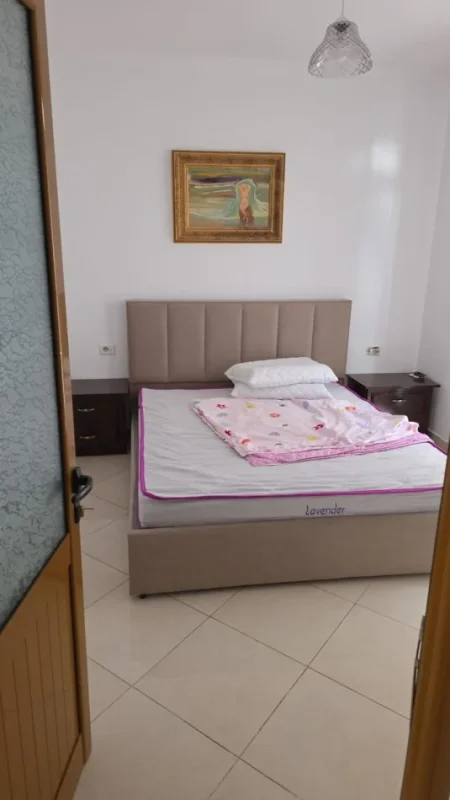 Tirane, jepet me qera apartament 2+1 , 70 m² 450 € (xhamlliku)