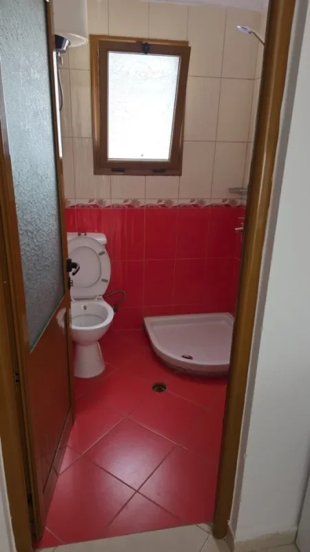 Tirane, jepet me qera apartament 2+1 , 70 m² 450 € (xhamlliku)