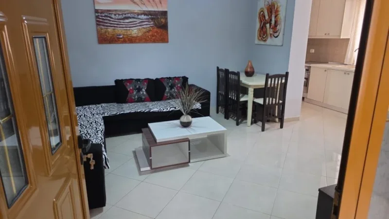 Tirane, jepet me qera apartament 2+1 , 70 m² 450 € (xhamlliku)