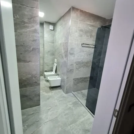 Tirane, jepet me qera apartament 2+1+Ballkon Kati 7, 130 m² 700 € (MUHAMET GJOLLESHA)