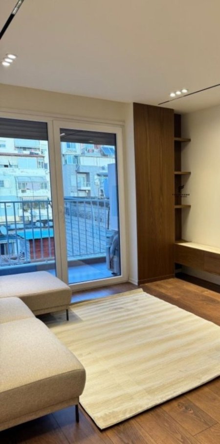 Tirane, jepet me qera apartament 1+1 Kati 4, 50 m² 700 € (XHAMLLIKU)