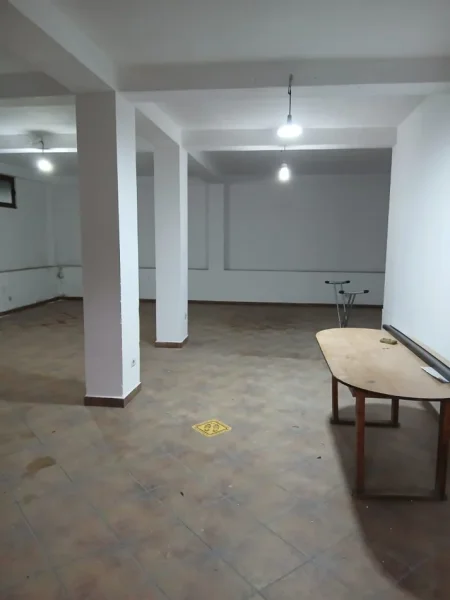 Tirane, jepet me qera magazine , 100 m² 500 € (xhamllik)