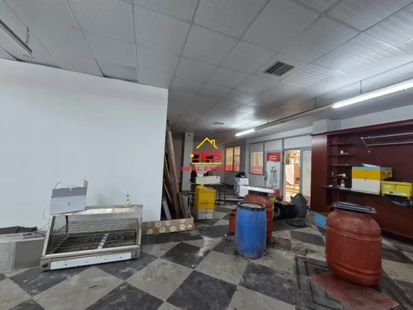 Vlore, shitet ambjent biznesi Kati 0, 350 m² (Rruga Fiqirete Musta)