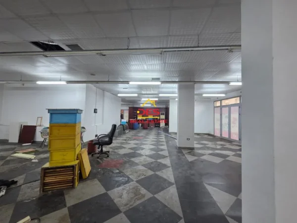 Vlore, shitet ambjent biznesi Kati 0, 350 m² (Rruga Fiqirete Musta)
