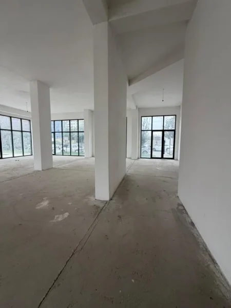Tirane, jepet me qera ambjent biznesi Kati 0, 300 m² 4.000 € (UNAZA E RE)