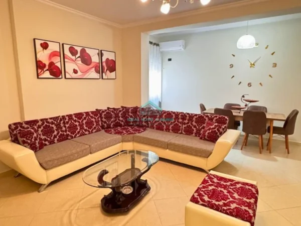 Vlore, jepet me qera apartament 2+1+Ballkon Kati 3, 70 m² 450 € (VLORE)
