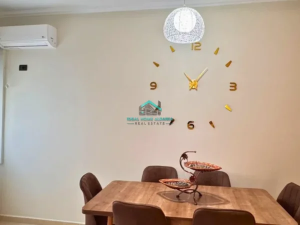 Vlore, jepet me qera apartament 2+1+Ballkon Kati 3, 70 m² 450 € (VLORE)