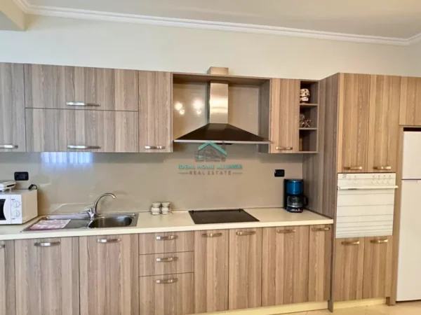 Vlore, jepet me qera apartament 2+1+Ballkon Kati 3, 70 m² 450 € (VLORE)