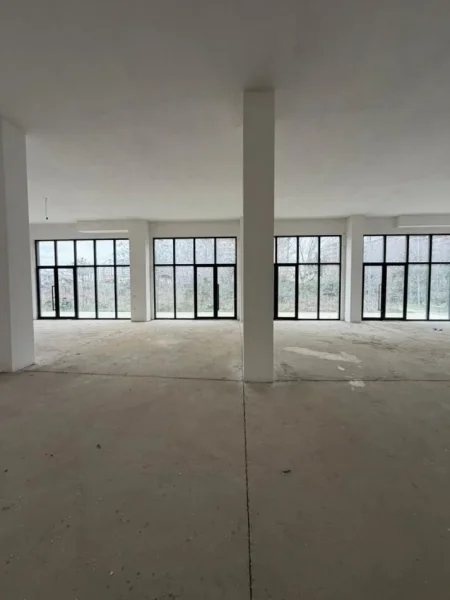 Tirane, jepet me qera ambjent biznesi Kati 0, 300 m² 4.000 € (GREEN CITY)