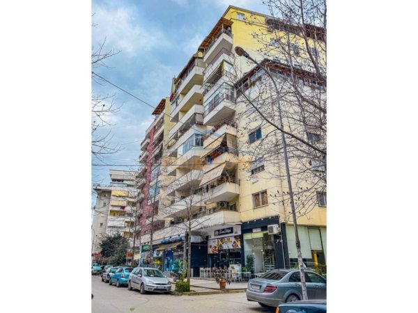 Tirane, shitet ambjent biznesi Kati 0, 48 m² 130.000 € (Yzberisht)