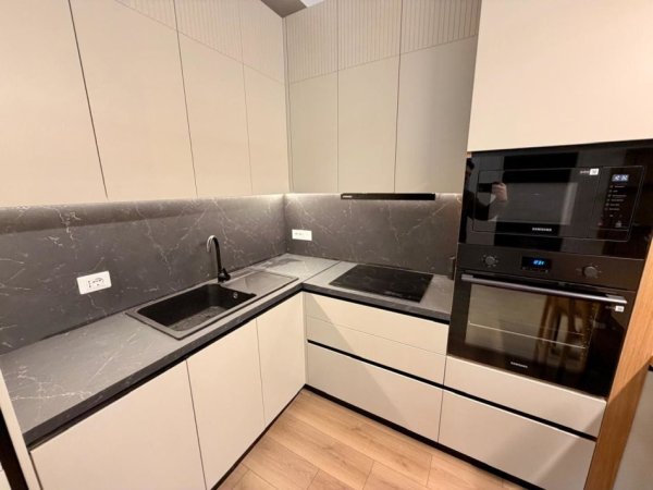 Tirane, jepet me qera apartament 1+1+Ballkon Kati 4, 62 m² 850 € (KOMUNA E PARISIT)