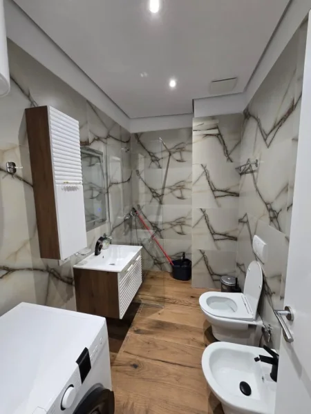 Tirane, jepet me qera apartament 1+1+Ballkon Kati 3, 90 m² 1.000 € (Liqeni i Thate)