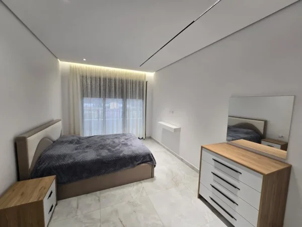 Tirane, jepet me qera apartament 1+1+Ballkon Kati 3, 90 m² 1.000 € (Liqeni i Thate)