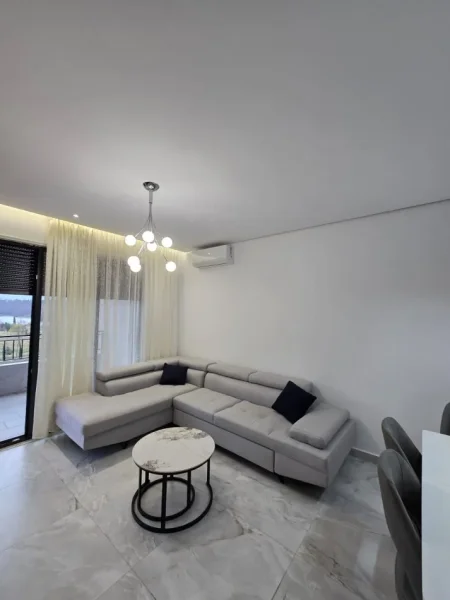 Tirane, jepet me qera apartament 1+1+Ballkon Kati 3, 90 m² 1.000 € (Liqeni i Thate)