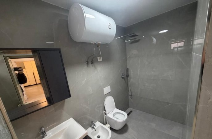 Tirane, jepet me qera apartament 2+1 Kati 2, 95 m² 650 € (stacioni i trenit)