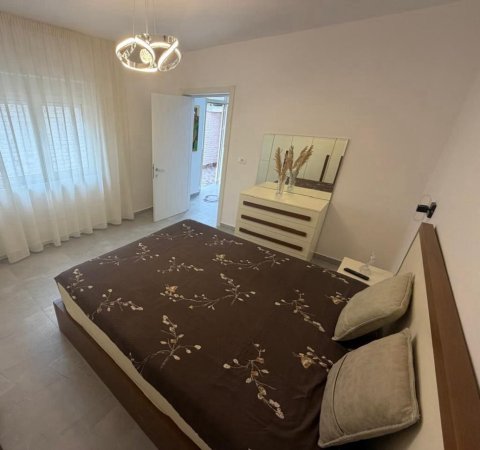Tirane, jepet me qera apartament 2+1 Kati 2, 95 m² 650 € (stacioni i trenit)