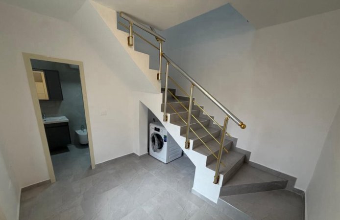 Tirane, jepet me qera apartament 2+1 Kati 2, 95 m² 650 € (stacioni i trenit)