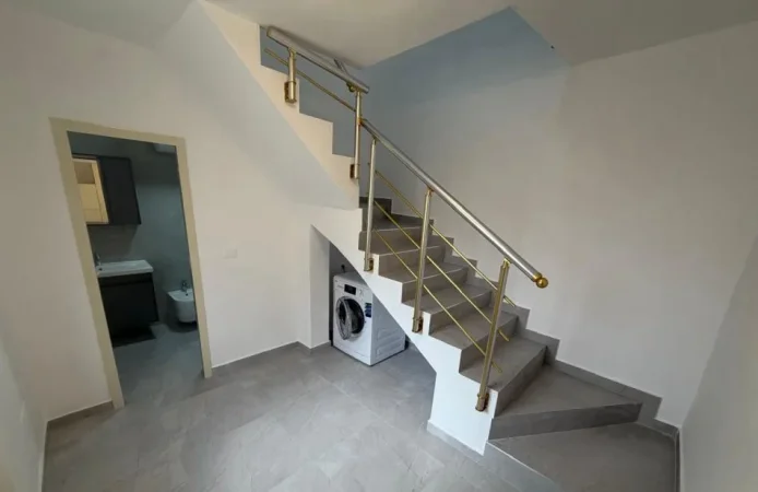 Tirane, jepet me qera apartament 2+1 Kati 2, 95 m² 650 € (stacioni i trenit)
