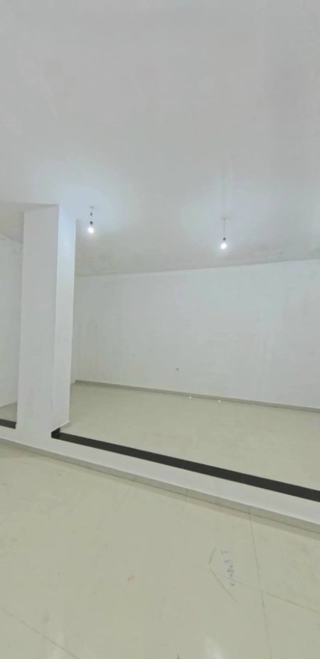 Tirane, jap me qera ambjent biznesi Kati 0, 130 m² 900 € (Rruga Hamdi Sulcebe)