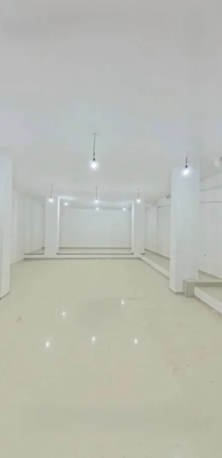 Tirane, jap me qera ambjent biznesi Kati 0, 130 m² 900 € (Rruga Hamdi Sulcebe)