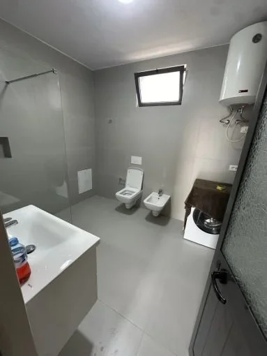 Tirane, jepet me qera apartament 2+1 Kati 2, 100 m² 400 € (Ali Demi)