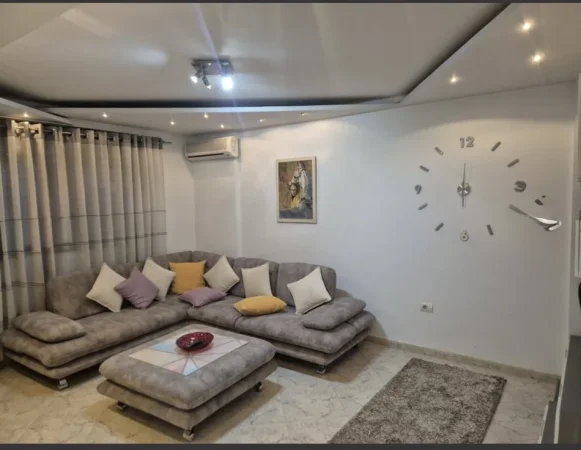Tirane, jepet me qera apartament 1+1+Ballkon Kati 4, 63 m² 550 € (Rr. Ndre Mjeda ish parku)