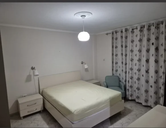 Tirane, jepet me qera apartament 1+1+Ballkon Kati 4, 63 m² 550 € (Rr. Ndre Mjeda ish parku)
