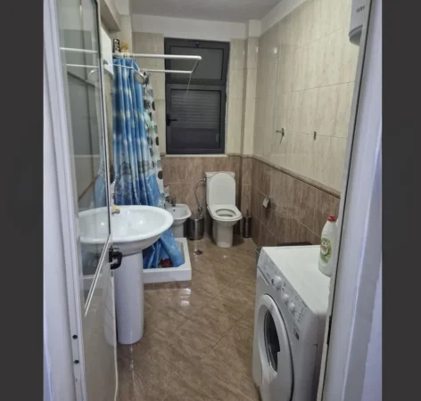 Tirane, jepet me qera apartament 1+1+Ballkon Kati 4, 63 m² 550 € (Rr. Ndre Mjeda ish parku)