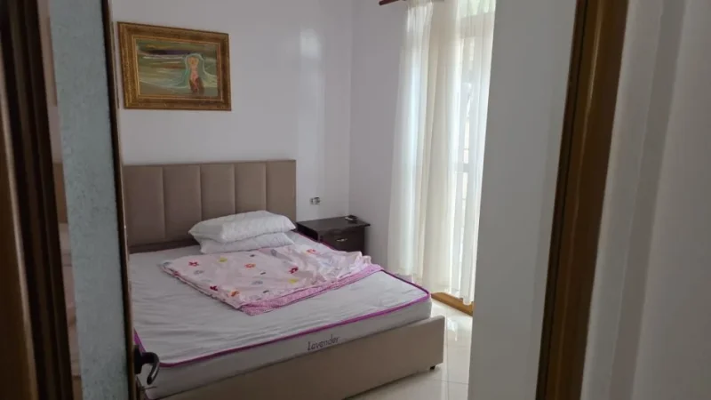 Tirane, jepet me qera shtepi 2+1 Kati 1, 70 m² 450 € (Xhamllik prane Shkolles Hasan Prishtina)