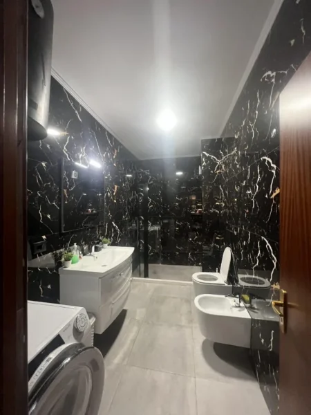 Jepet me Qira 3+1+2 tek Komuna e Parisit, 600 €uro