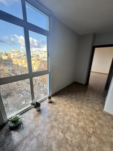 Tirane, jepet me qera zyre Kati 5, 80 m² 650 € (Ish Ekspozita)