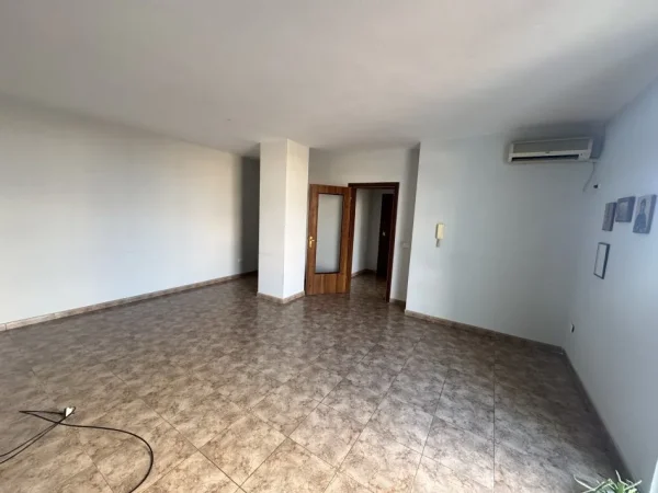 Tirane, jepet me qera zyre Kati 5, 80 m² 650 € (Ish Ekspozita)
