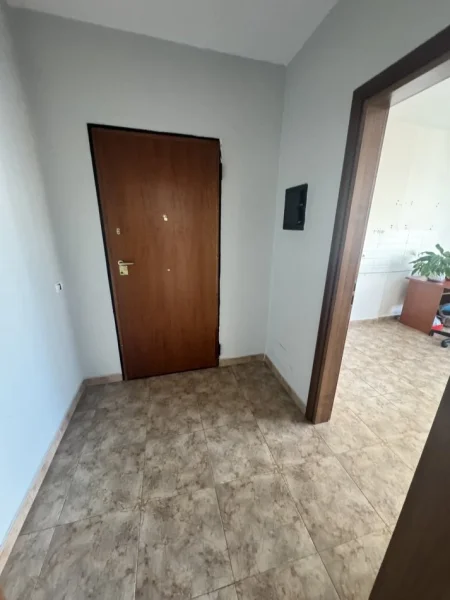 Tirane, jepet me qera zyre Kati 5, 80 m² 650 € (Ish Ekspozita)
