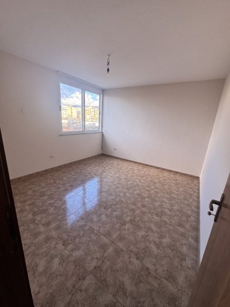 Tirane, jepet me qera zyre Kati 5, 80 m² 650 € (Ish Ekspozita)