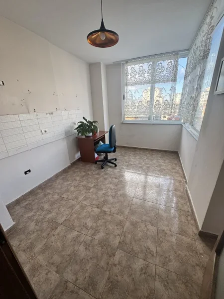 Tirane, jepet me qera zyre Kati 5, 80 m² 650 € (Ish Ekspozita)