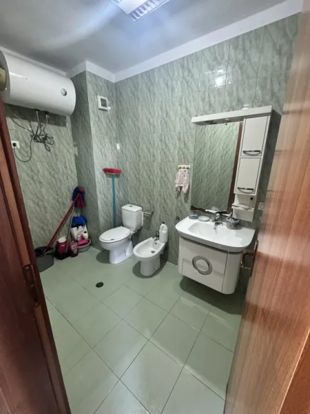 Tirane, jepet me qera zyre Kati 5, 80 m² 650 € (Ish Ekspozita)