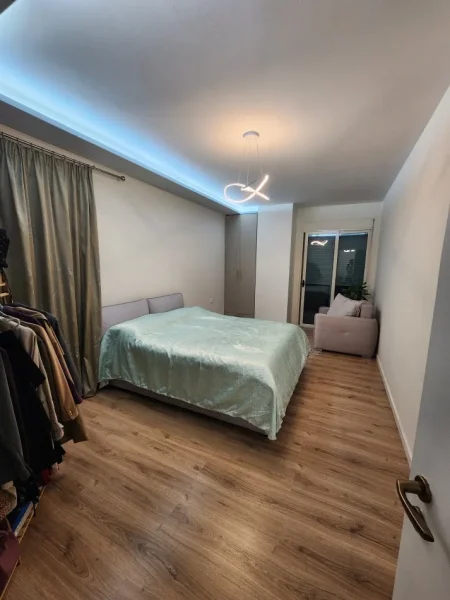Tirane, jap me qera apartament 1+1 Kati 5, 70 m² 550 € (Rruga e Dajtit, ne afersi me restorant Fresku)
