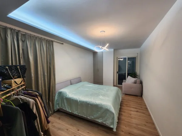 Tirane, jap me qera apartament 1+1 Kati 5, 70 m² 550 € (Rruga e Dajtit, ne afersi me restorant Fresku)