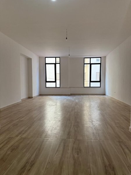 Tirane, jepet me qera ambjent biznesi Kati 1, 82 m² 1.640 € (Mine Peza)