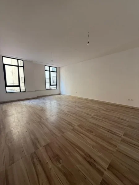 Tirane, jepet me qera ambjent biznesi Kati 1, 82 m² 1.640 € (Mine Peza)