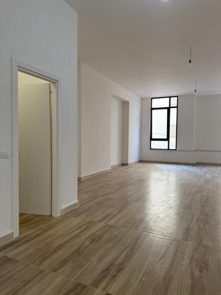 Tirane, jepet me qera ambjent biznesi Kati 1, 82 m² 1.640 € (Mine Peza)
